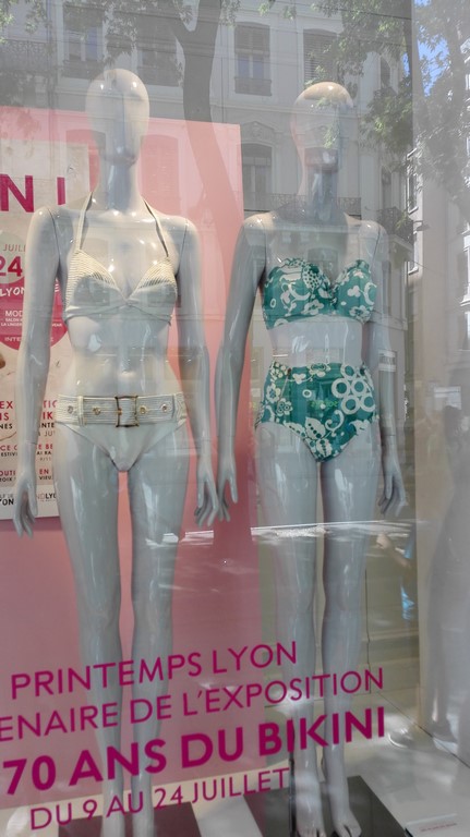 La vitrine du Printemps avec, à gauche, le célèbre bikini d'Ursula Andress dans James Bond.